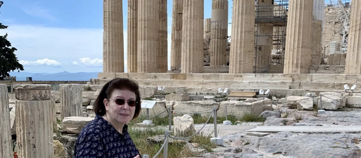 Λ.Μενδώνη: Αφού έκανε την Ακρόπολη γιαπί τώρα... λέει «ναι» και σε επιδείξεις μόδας!